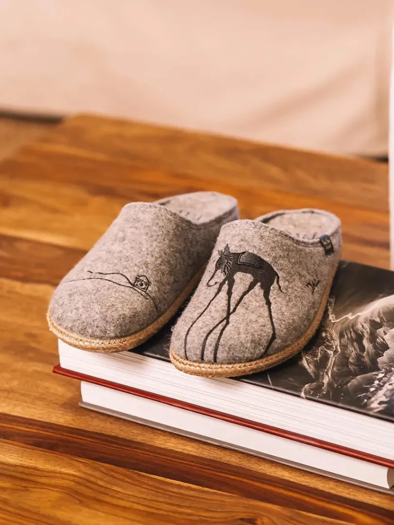 Toni Pons Slippers | FORTALESA - Zapatillas de casa para hombre inspiradas en la obra de Salvador Dalí | FORTALESA