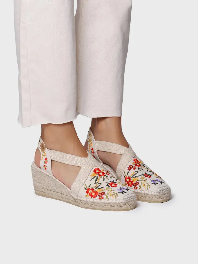 Toni Pons Cuñas Medias | Cerradas | MONTJOI - Alpargata de cuña de mujer con bordados multicolor | MONTJOI