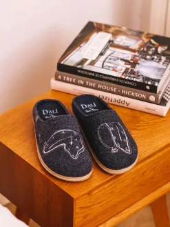 Toni Pons Slippers | SOMNI - Zapatillas de casa de hombre inspiradas en la obra de Salvador Dalí en azul marino | SOMNI